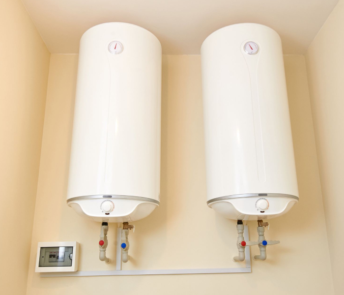 Deux chauffe-eau installés par Geoffrey Porcheron pour assurer la production d’eau chaude sanitaire du logement