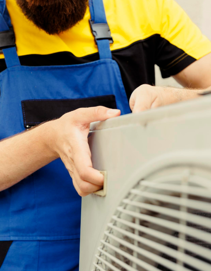 Technicien réalisant le dépannage d’une unité extérieure de climatisation avec Geoffrey Porcheron.